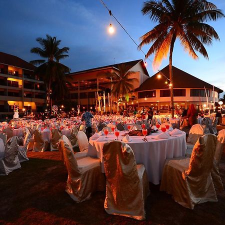 Damai Puri Resort & Spa Kuching Ngoại thất bức ảnh A wedding reception at the Royal Island Resort and Spa