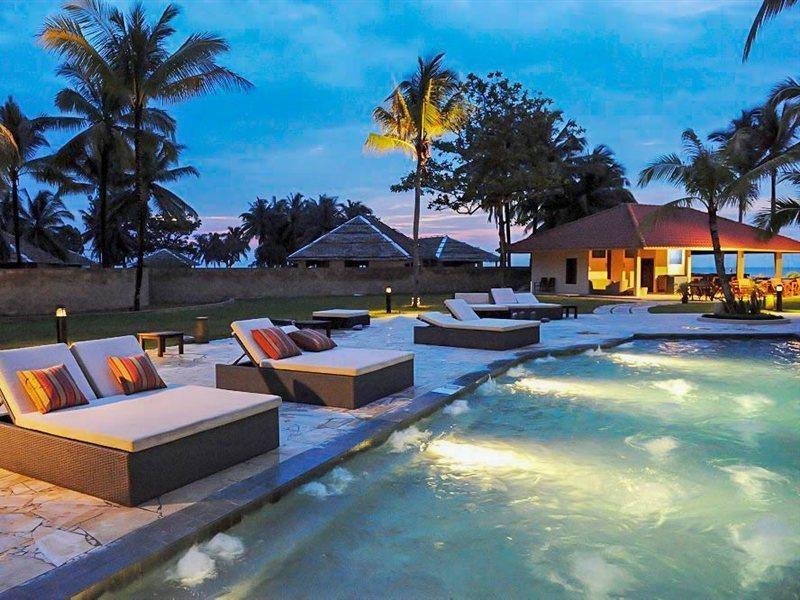 Damai Puri Resort & Spa Kuching Ngoại thất bức ảnh The swimming pool at the resort
