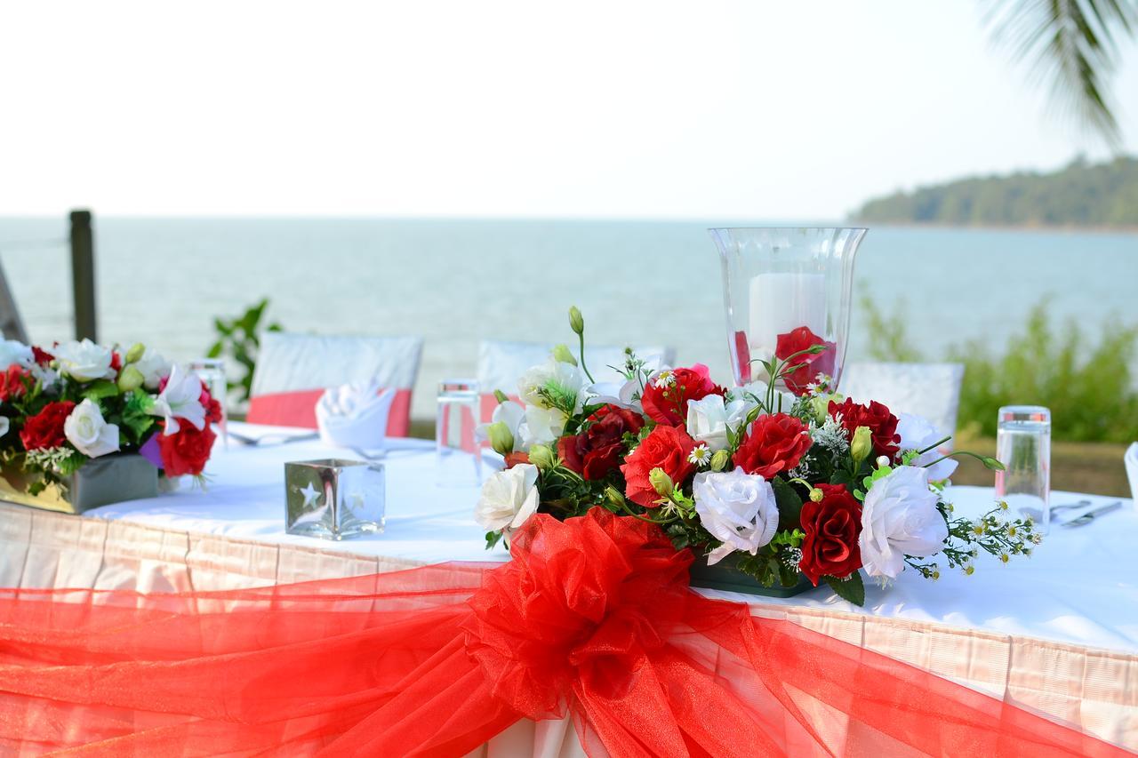 Damai Puri Resort & Spa Kuching Ngoại thất bức ảnh A table decorated for a wedding