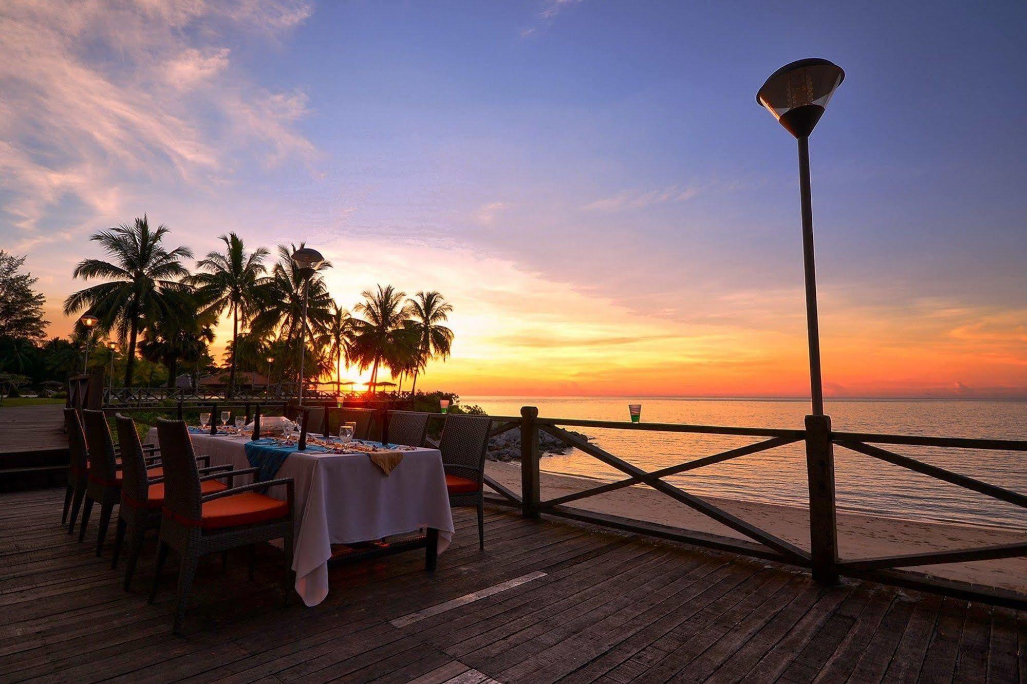 Damai Puri Resort & Spa Kuching Ngoại thất bức ảnh Sunset at the beach